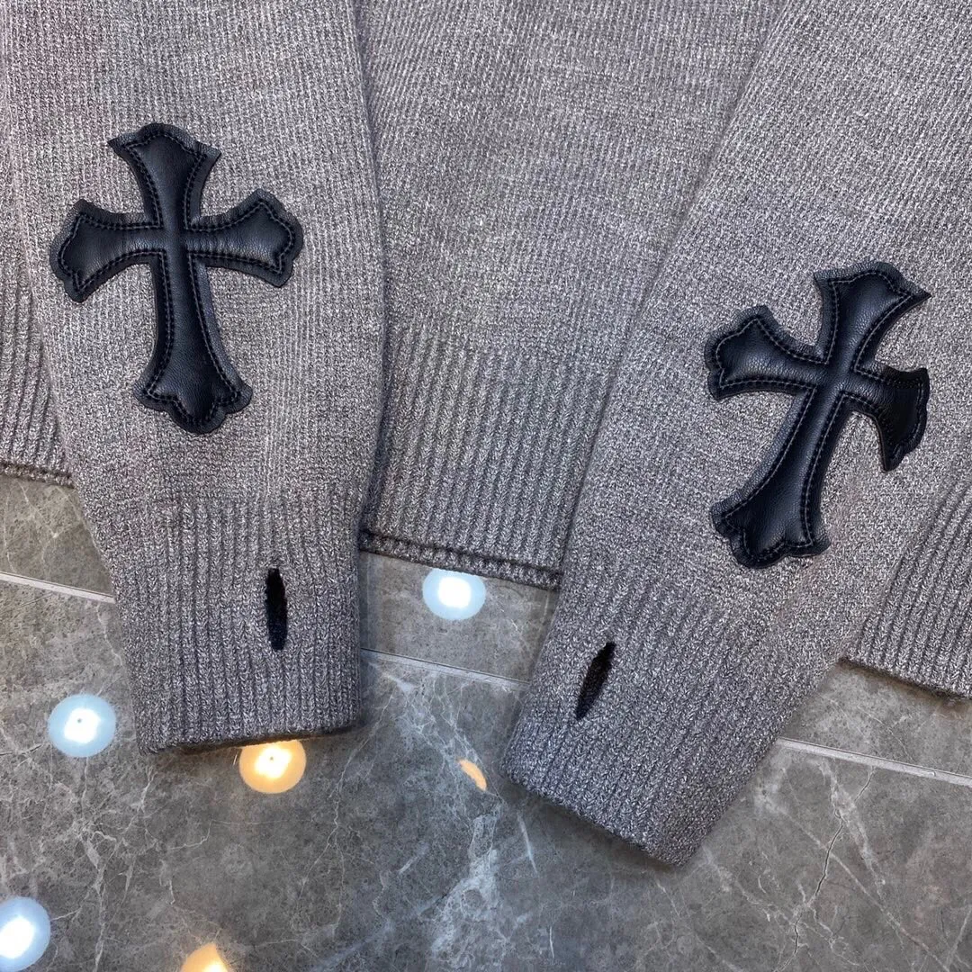 P236 Chrome Hearts 🍁Autumn and winter sweater series🍁 Three-dimensional jacquard on the back ➕ Leather opening process on the cuffs Selected high-quality wool blended knitted fabric Non-common version on the market Recommended colors: black gray white green